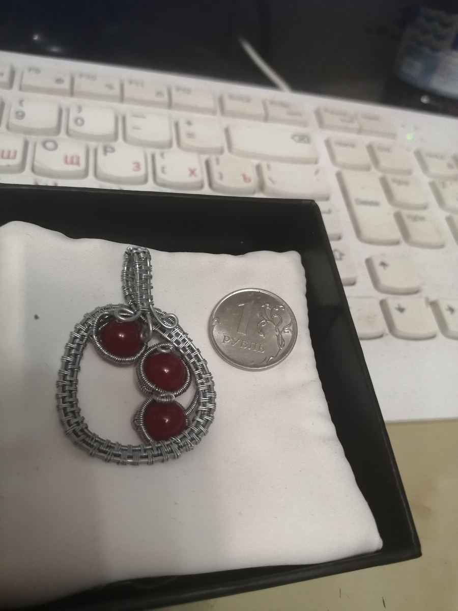 Тыльная сторона кулона "Спелая вишня"