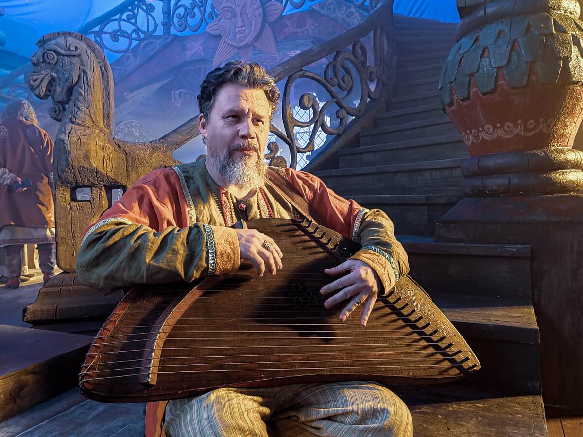Гусляр на съемках фильма «Последний богатырь: Наследие»: как древний инструмент гусли ожил на современном экране