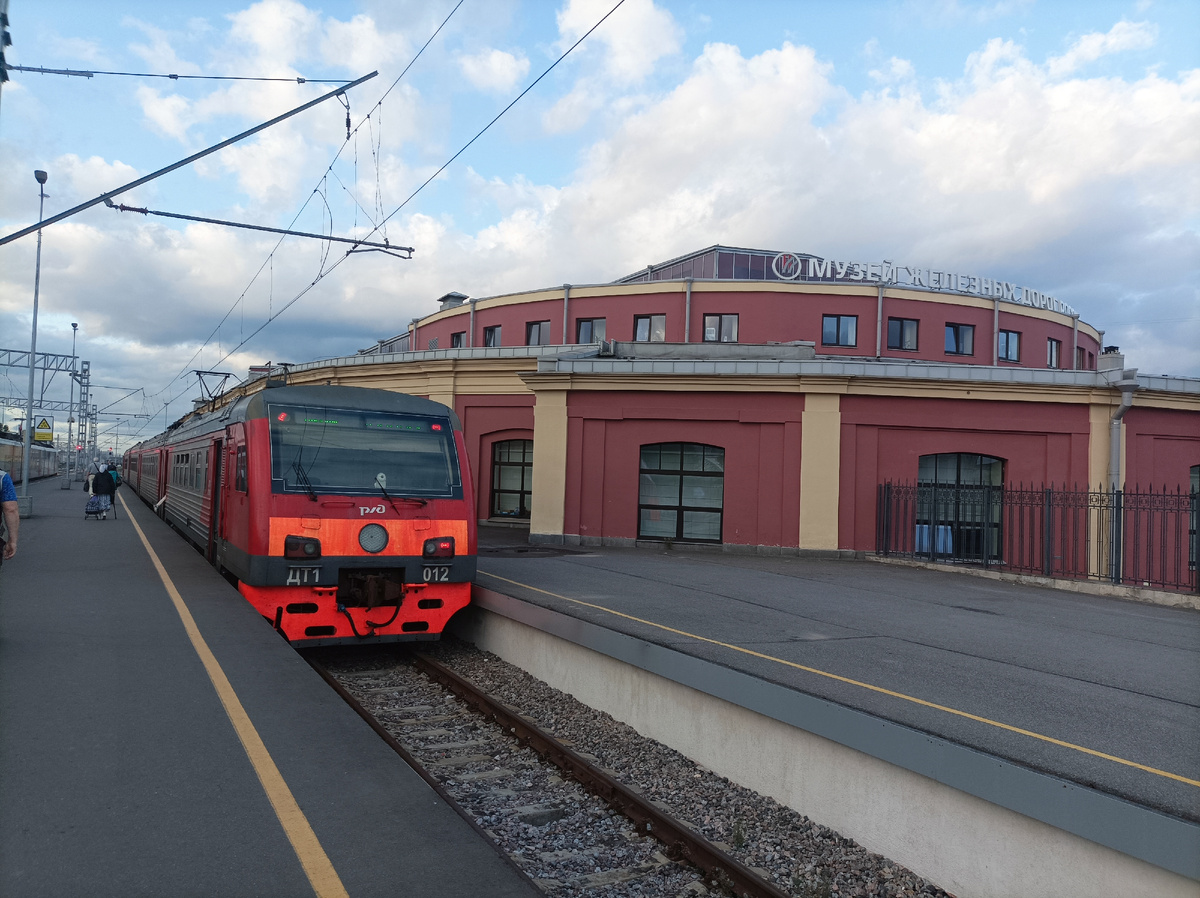 Дизель-поезд на платформе Балтийского вокзала по соседству со зданием музея железных дорог России (музей интересный, советую к посещению)