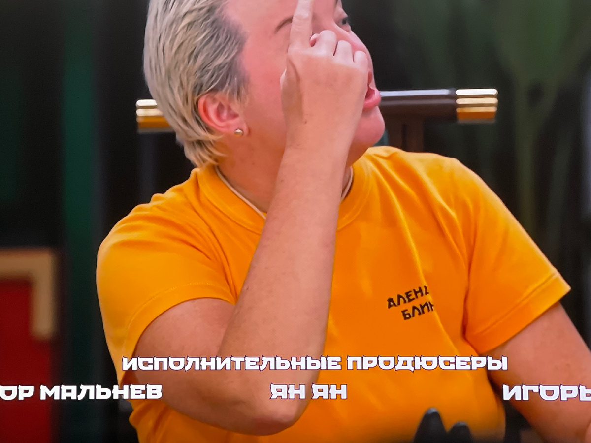 Кошка снизу в правой стороне фото.