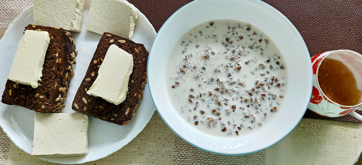 Справа ещё можно увидеть варенье из лимона с имбирём. 