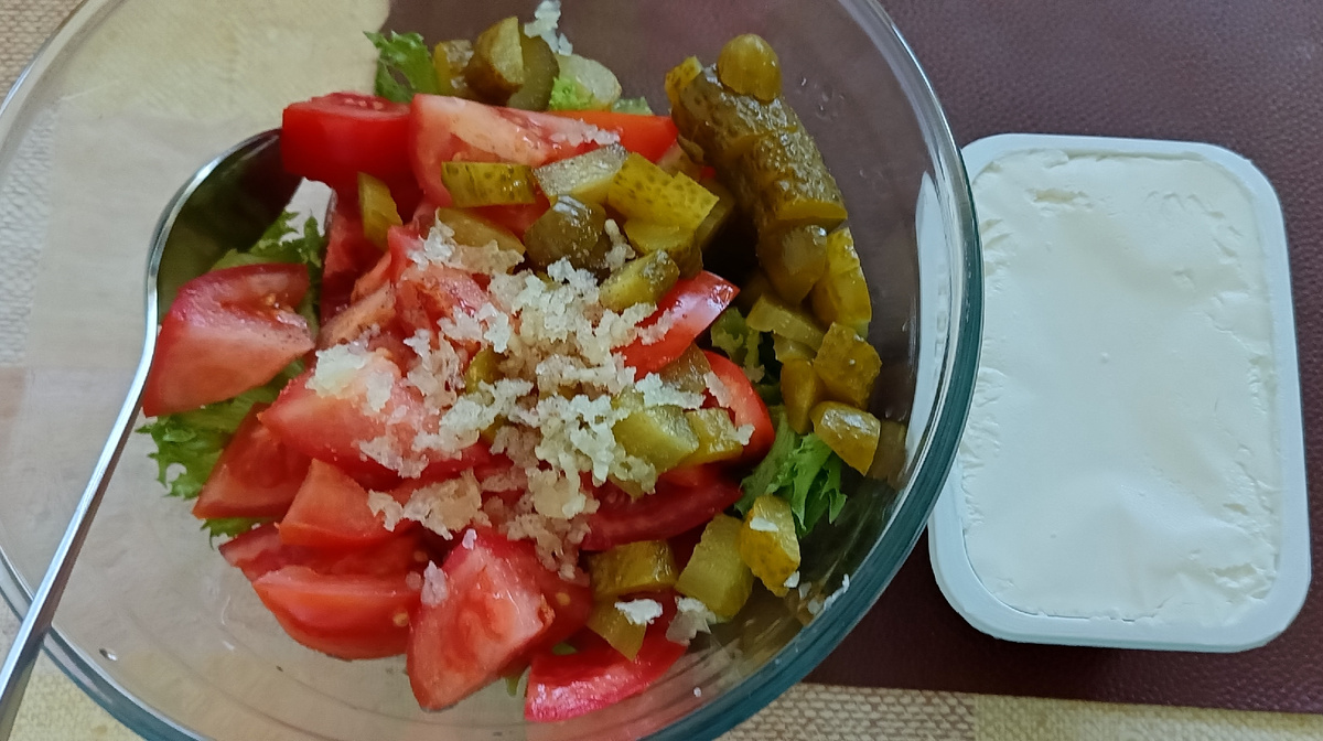 Салат ещё не размешанный. 