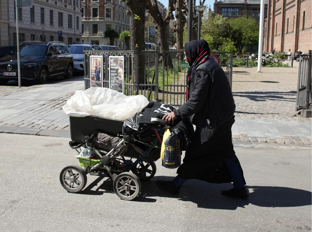 https://nyheder.tv2.dk/2025-05-16-fra-viceborgmesterfrue-til-flaskesamler-i-koebenhavn?fbclid=IwY2xjawKV3FxleHRuA2FlbQIxMQBicmlkETBnRGVaU1pLWlRUOWQxSVRyAR67kisQzxPPSrpx2F6_02GAEvAabo1HUX7TpnG43NxzirFjwv7SNwhlWqps0A_aem_ok6Egix_JqbZIoeL0YKVaQ