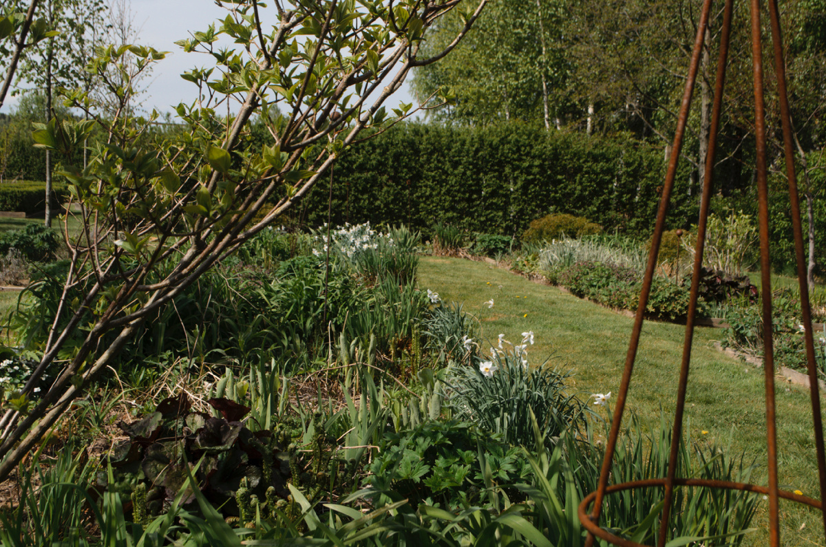 Садовая комната с п-образным миксбордером