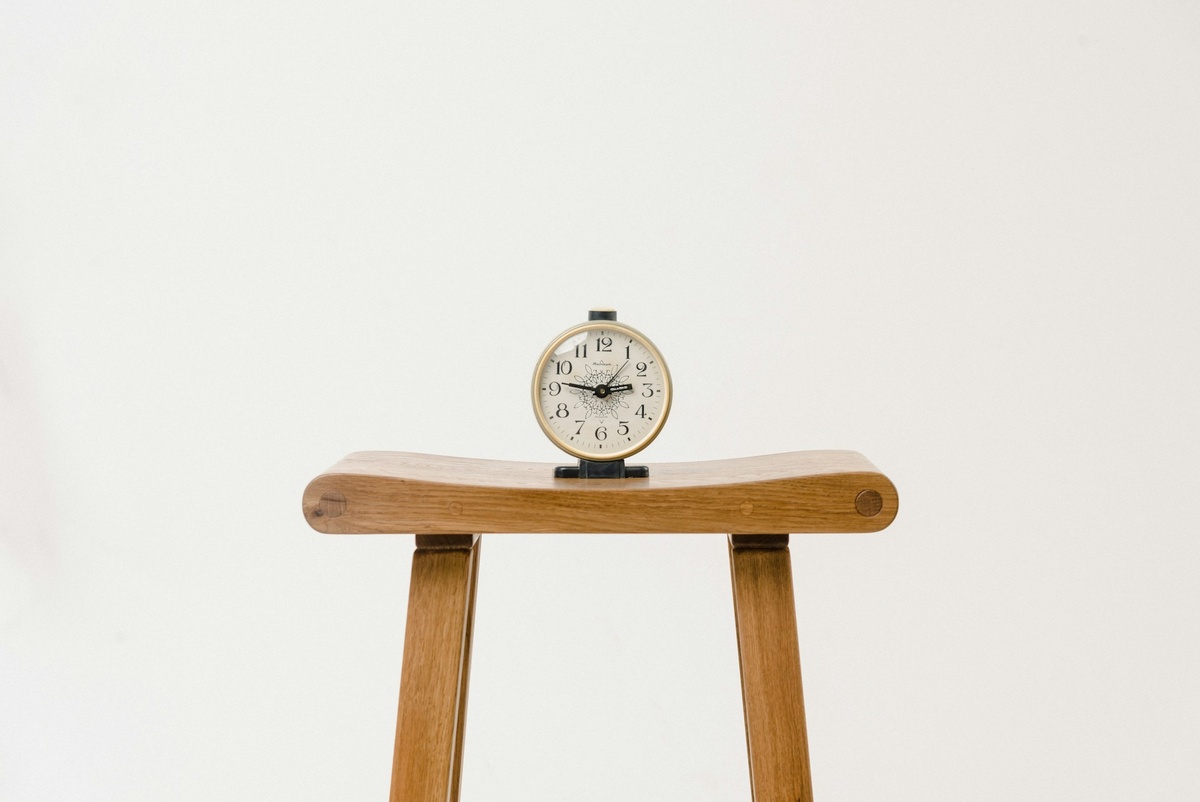 Источник изображения: https://unsplash.com/photos/brown-wooden-table-clock-at-10-10-XE8Pe5uz_WI