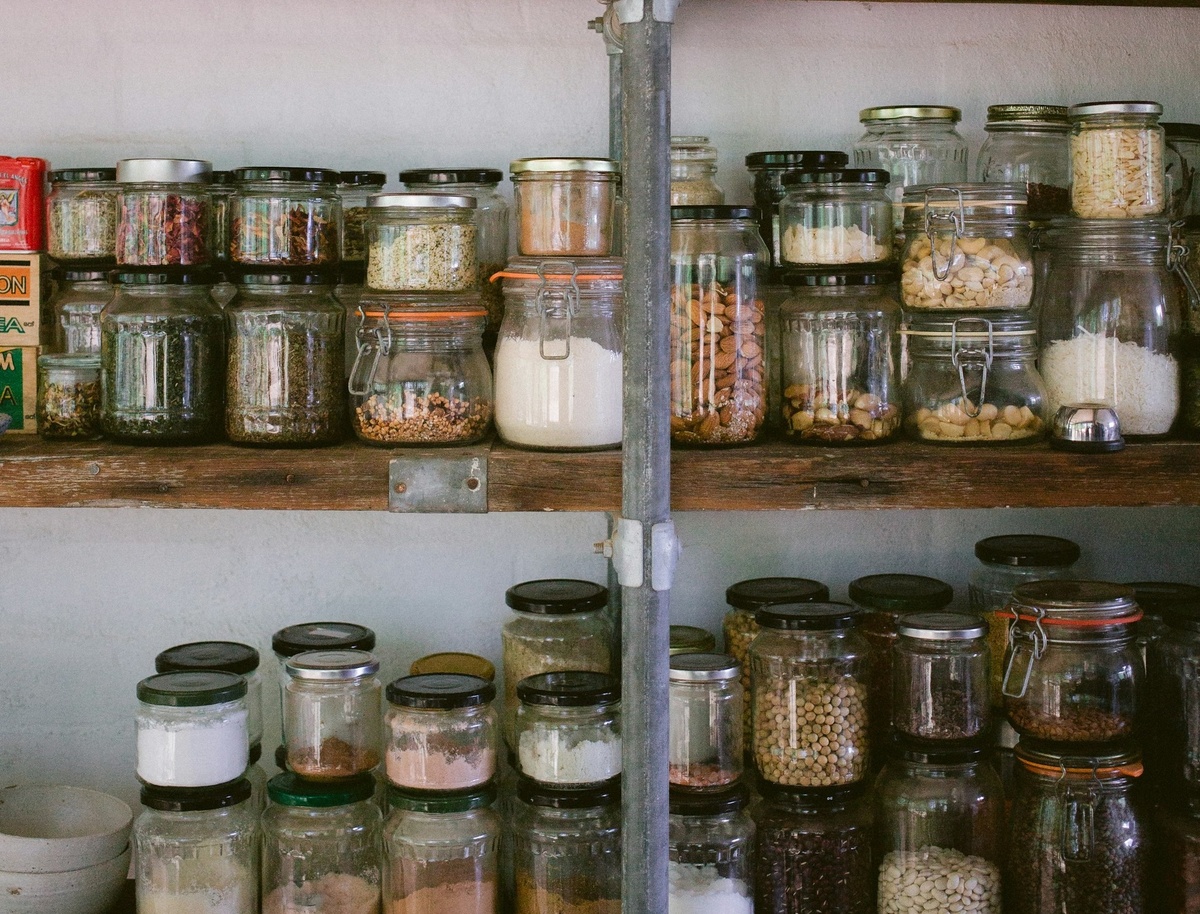 Источник изображения: https://unsplash.com/photos/assorted-glass-jars-on-white-wooden-shelf-i-GPyFK_SJg