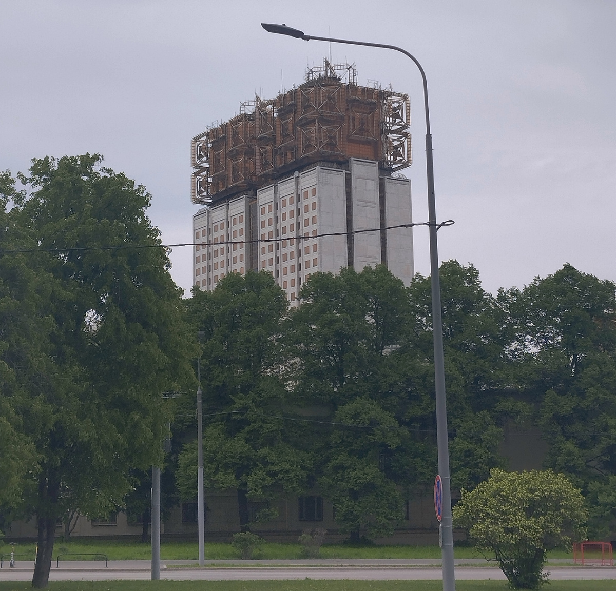 Ленинский проспект. Здание Президиума Российской Академии Наук. 18.05.2025 г, воскресенье. Просто мимо проходили. ЗДЕСЬ и далее фото автора и(или) из личного архива автора, если не указано иначе.