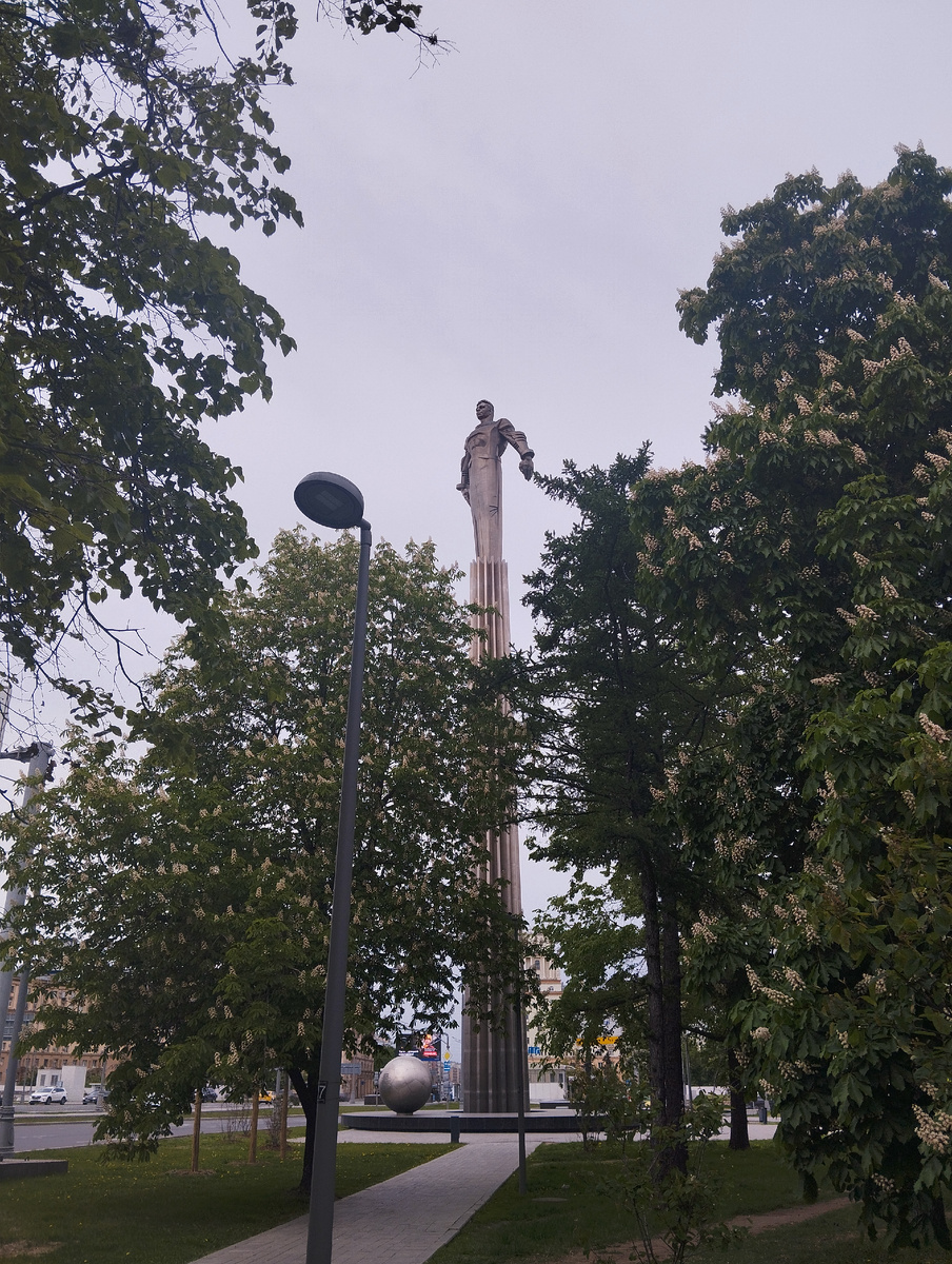 Памятник Ю.А.Гагарину на Ленинском проспекте.