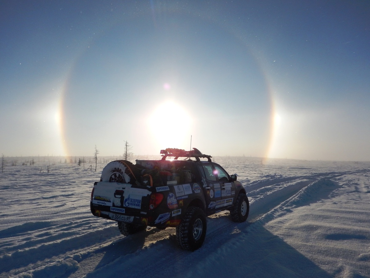 Так как я вырос в этих краях, то даже не подозревал, что вот это кольцо вокруг солнца бывает не всегда и для меня было открытием, что все гости севера приезжая сюда им восхищаются и его фотографируют. Умное название этому явлению — гало.