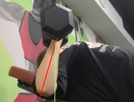 Девушка делает жим гантелей, и вот ее локоть пошел неправильно, зеленой линией показано как делать жим гантелей правильно с точки зрения положения локтей, чтобы плечи были здоровыми.