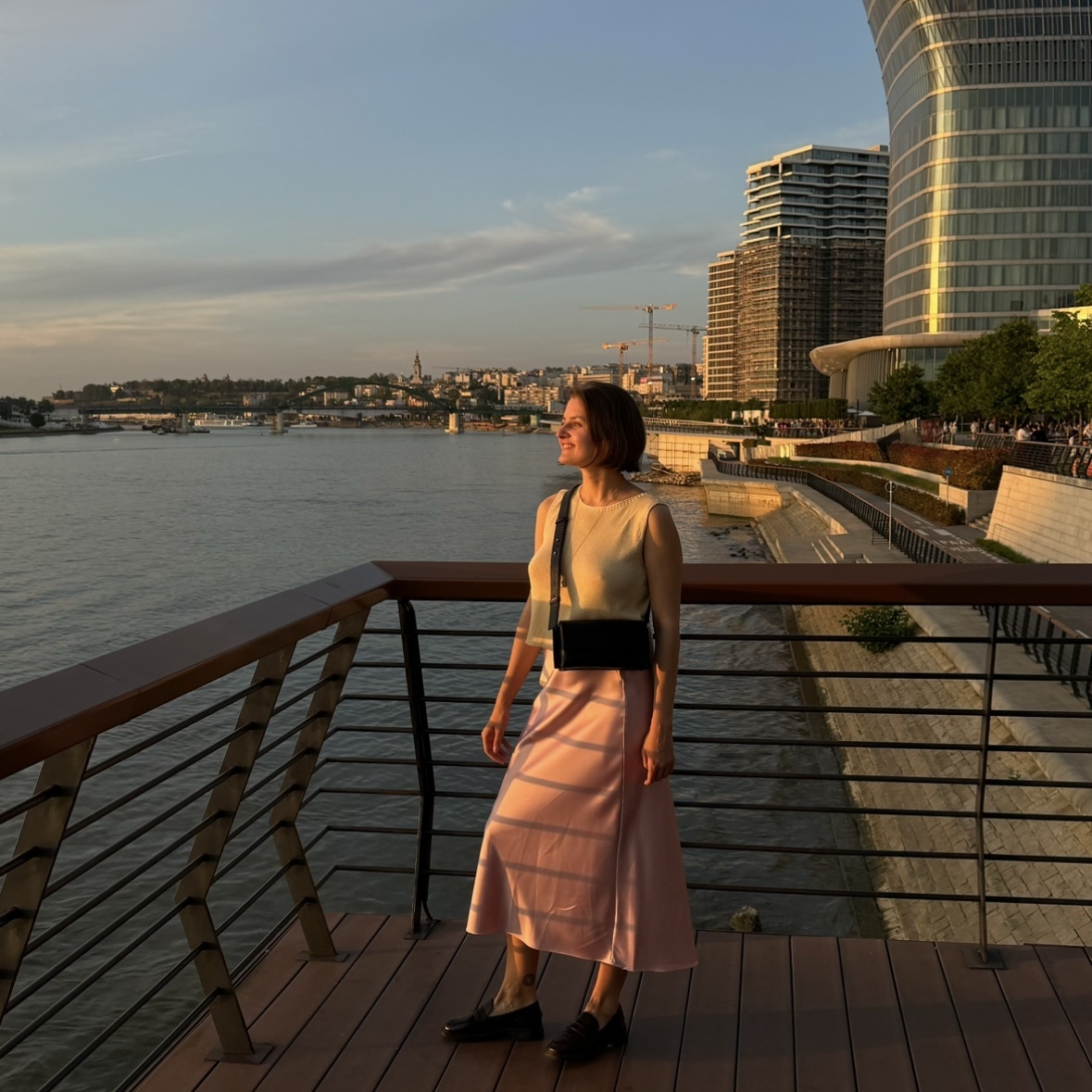 на набережной около ТЦ Галерея