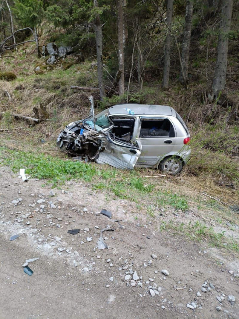    Водителя унесли на носилках с места ДТП в поселке КарелииГосударственный комитет Карелии по ОЖ и БН
