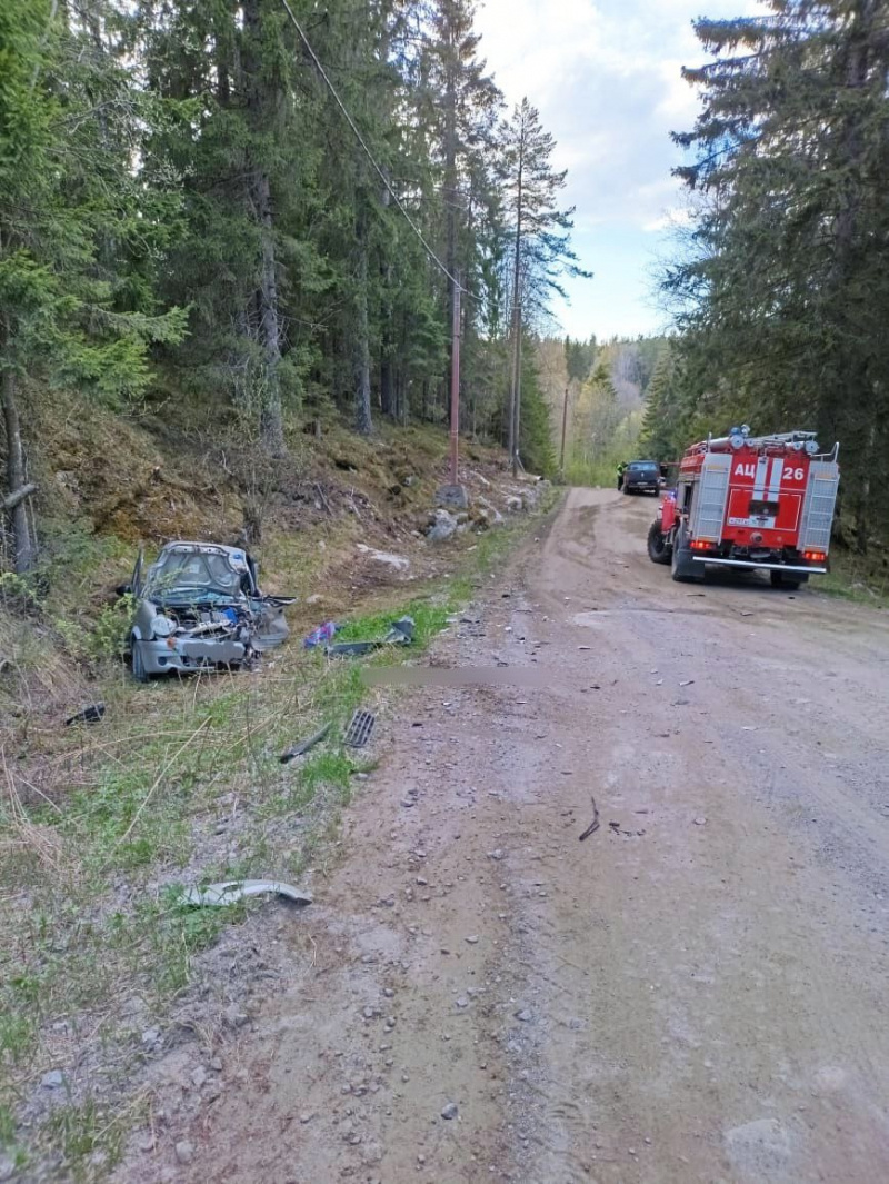    Водителя унесли на носилках с места ДТП в поселке КарелииГосударственный комитет Карелии по ОЖ и БН