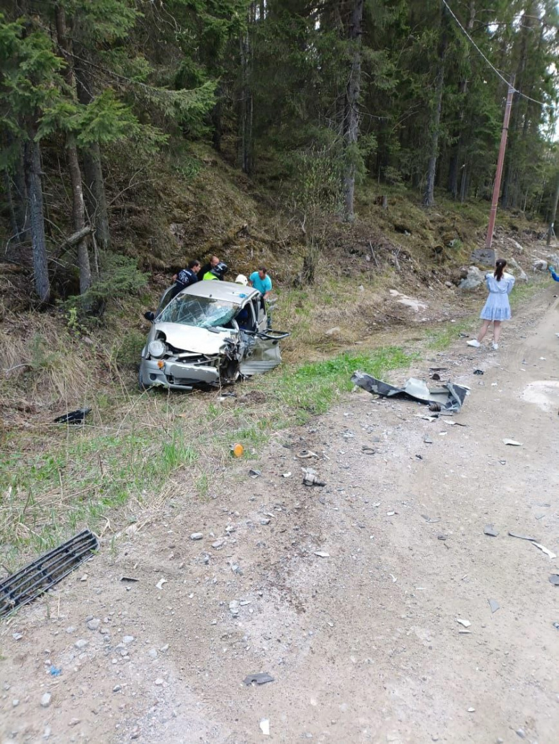    Водителя унесли на носилках с места ДТП в поселке КарелииГосударственный комитет Карелии по ОЖ и БН