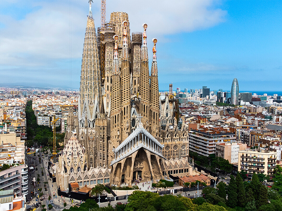 Саграда Фамилия вид на фасад Страстей