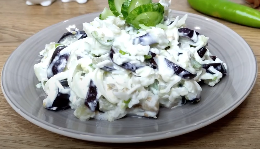 Вкуснейший салат из баклажан "Восторг": готовится быстро, просто и бюджетно, а подавать можно хоть на праздничный стол