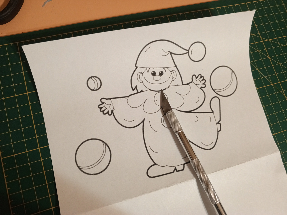 Вырезать костюм по контуру