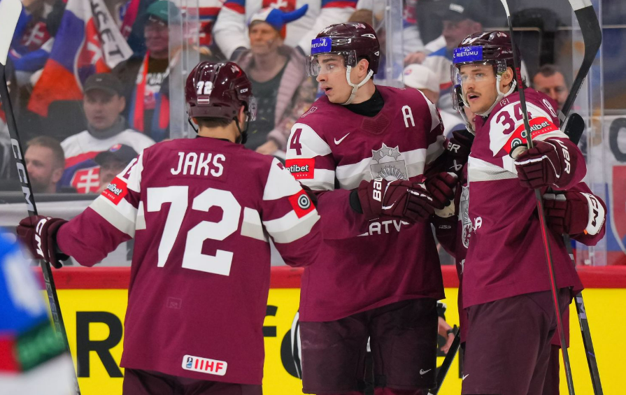 Сборная Латвии после победы над словаками поднялась на четвертое место в группе. Фото: ИИХФ