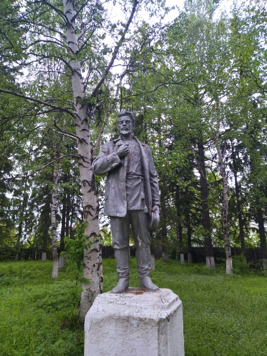Памятник революционеру, кторый отбывал ссылку в Туруханске в 1910-ых.