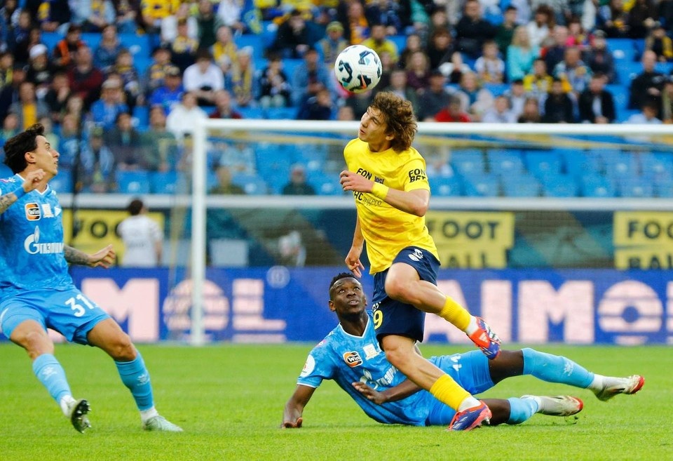    В первом тайме тренер выпустил на поле молодежь. Денис Демков