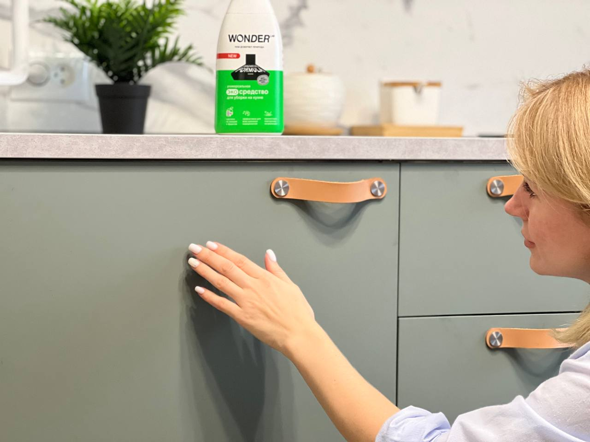 Перед применением нужно обязательно проверить его на незаметном участке кухни, фасады все разные и надо убедиться подходит ли для вашего