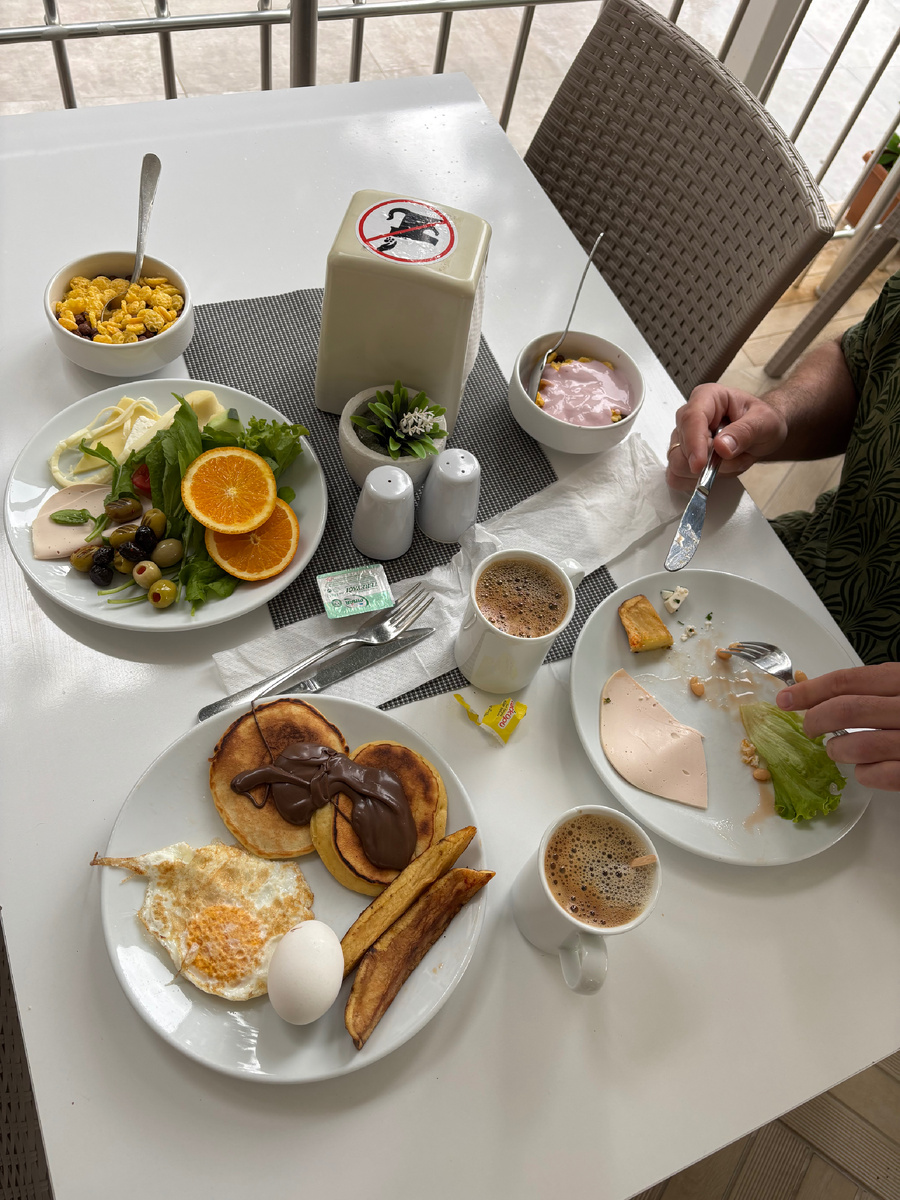 Едим по очереди, чтобы кто-то мог развлекать мадаму 