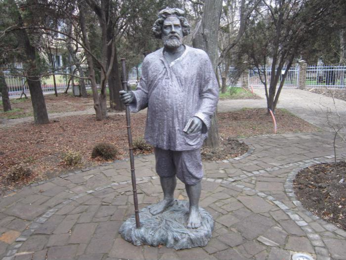 Памятник Волошину в Коктебеле. Фото : russkiymir.ru