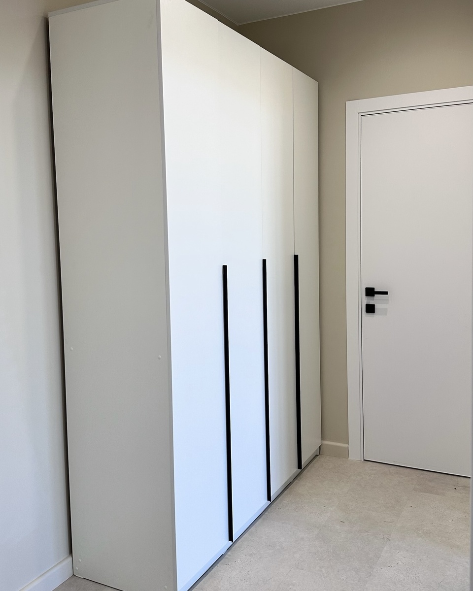 Фото из личного архива. Шкаф из Hoff в прихожей — выглядит стильно, несмотря на бюджетность