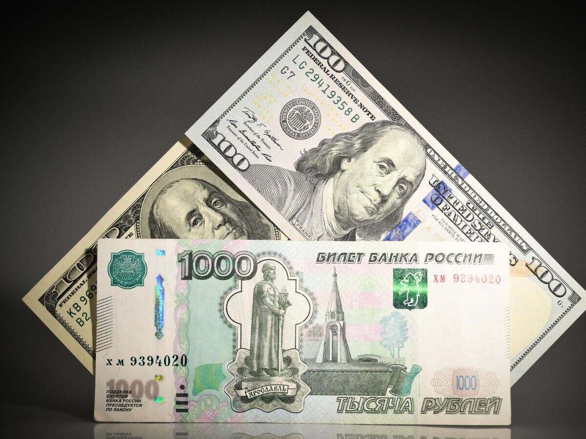    Денежные купюры Банка России и долларов США© РИА Новости . Владимир Астапкович