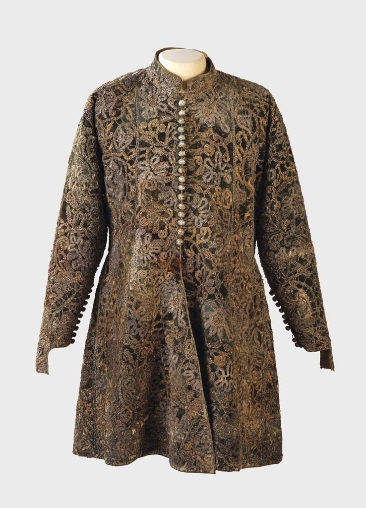 Доломан, Венгрия (ок.1680 г.) Пример сохранившегося доломана. Главным отличием от близких к нему жупана и зипуна являются накладки на кисть и значительно более короткая длина подола