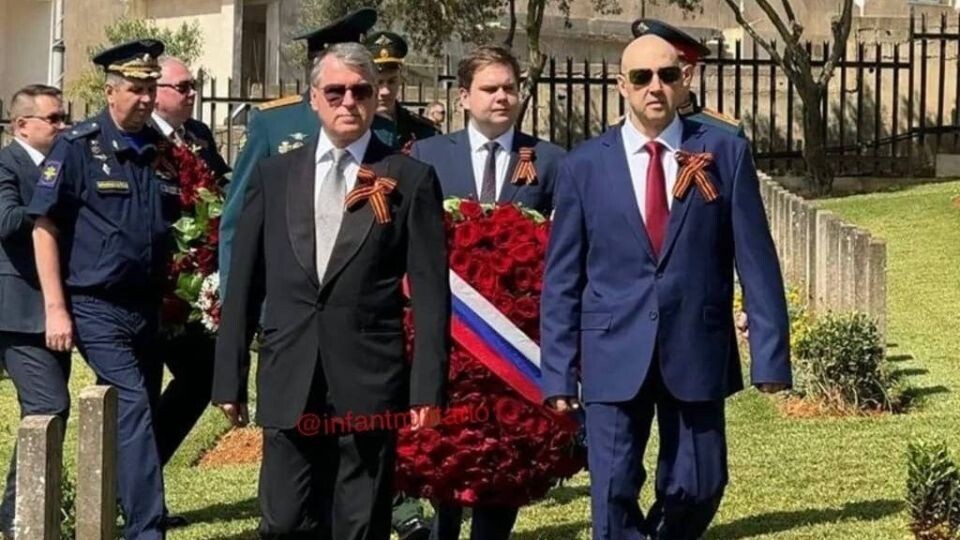    Сергей Суровикин на кладбище в Алжире. Источник: t.me/condottieros