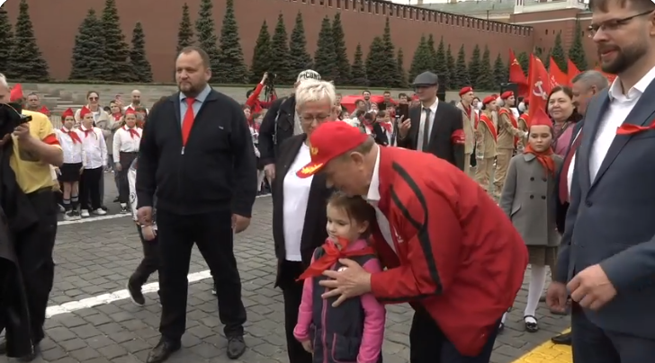 Зюганов принял в пионеры вырезка из видео