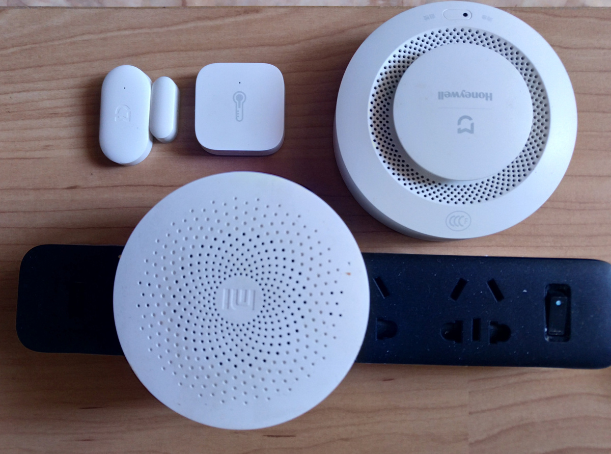 Сверху слева направо датчики: дверной, температуры-влажности давления, дыма.