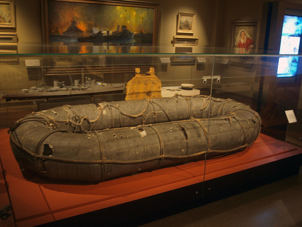 Плот системы Керли с австралийского крейсера HMAS "Сидней", последний свидетель его гибели, в коллекции военного музея (Australian War Memorial) в Канберре.
