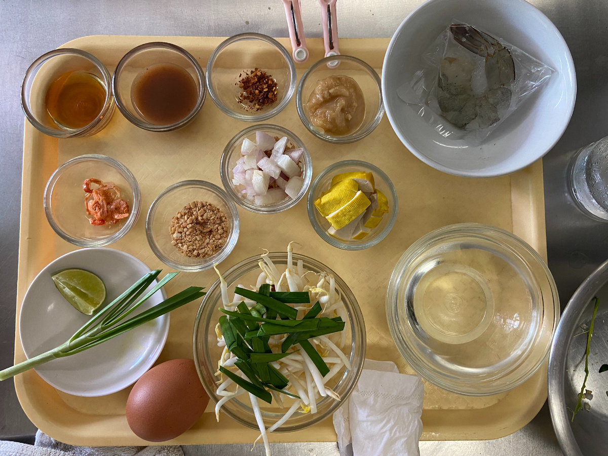 Ингредиенты для Пад Тай (рисовая лапша завернута во влажное полотенце)