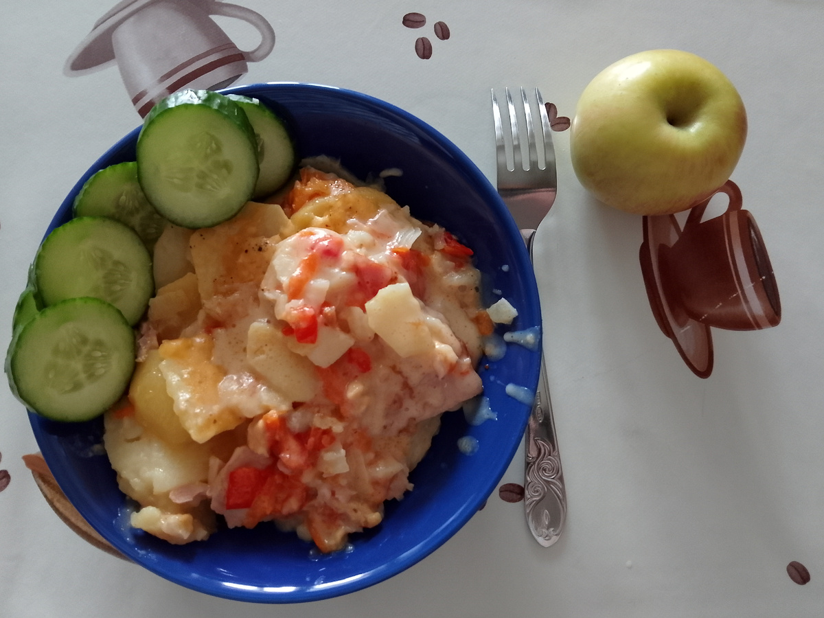 Вчерашний обед - картофельная запеканка (картошка, лук, перец, морковка, помидор, карбонат,сыр) с огурчиком и яблоко, фото автора