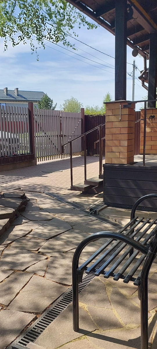 Перед основным входом в дом сплошное мощение.