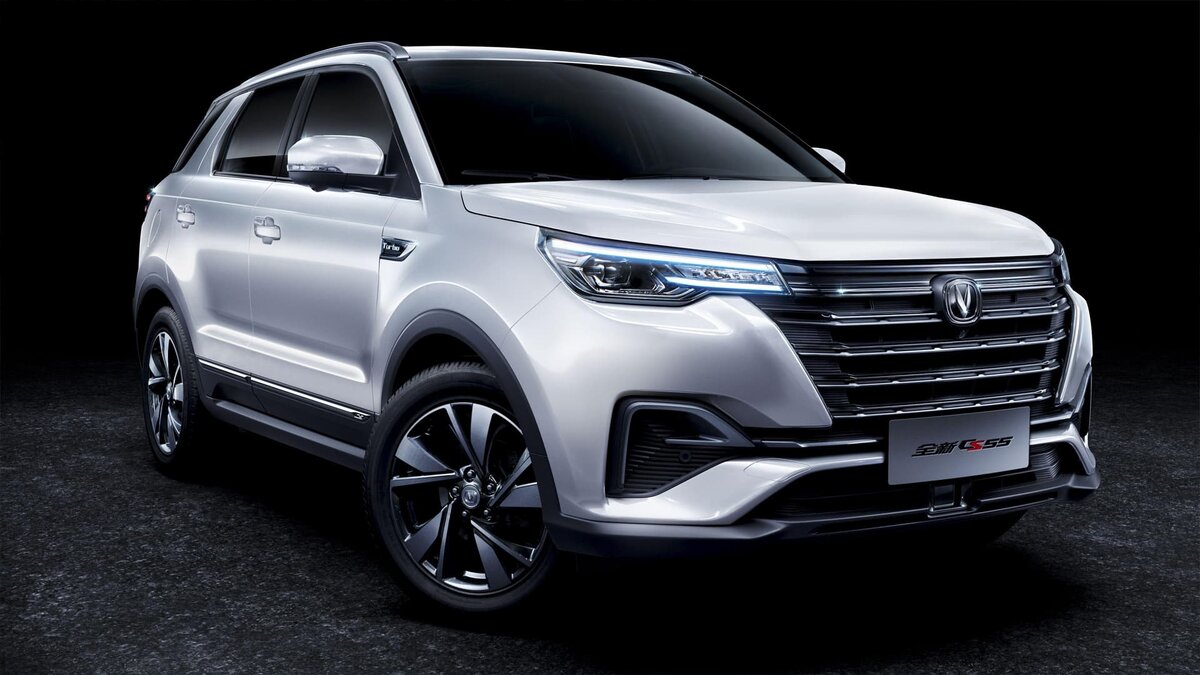    У кроссовера «Чанган» приподнята приборная панель, а руль необычной формы Фото: auto.vercity.ru, бильд-редактор: Дастан Шанай