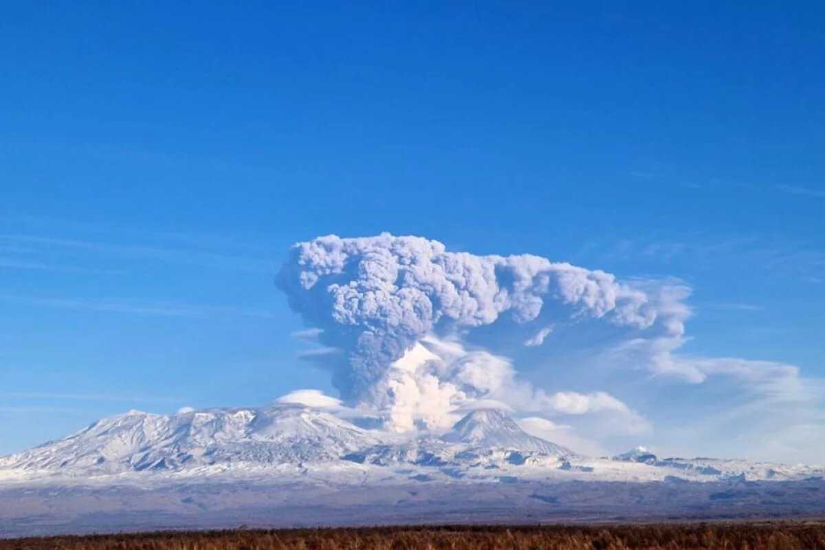    Вулкан Ключевская сопка выбрасывает каменные бомбы