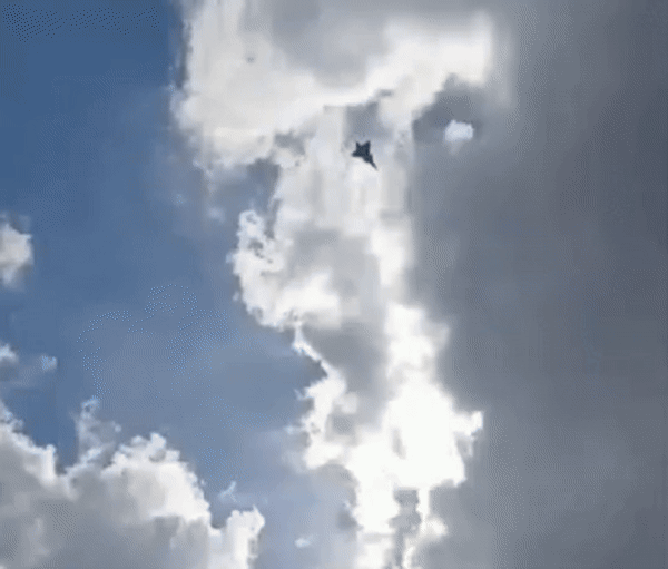    Информационные страсти нагнетались: Венгрия сбила два украинских разведывательных беспилотника, а потом в воздух поднялись истребители. Скрин с ТГ-канала "Новости из мира вечной борьбы"