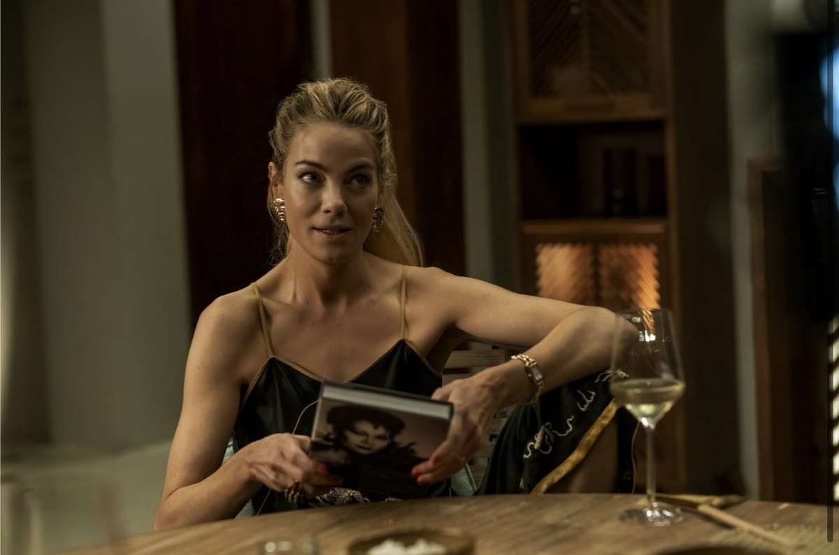 Жаклин (Мишель Монаган) оплатившая поездку телезвезда