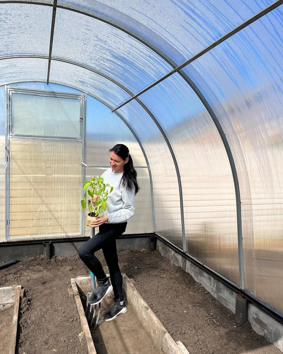 Жена в теплице