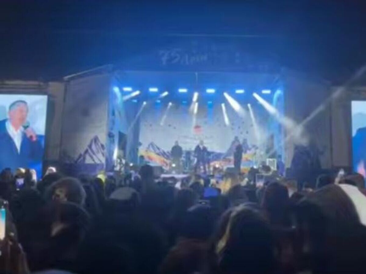    Председатель думы Находкинского городского округа Андрей Кузнецов поздравляет горожан на празднике в честь юбилея города© Кадр видео из соцсетей