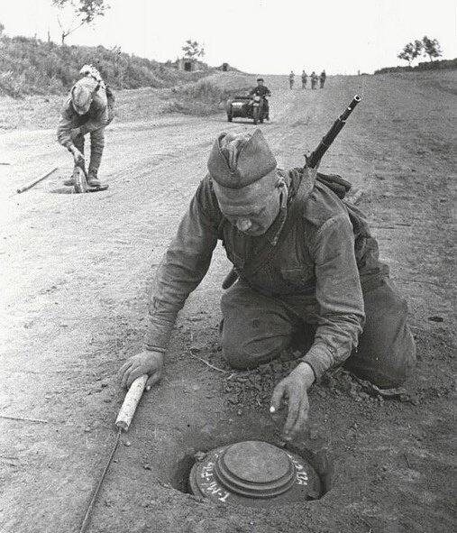 Caпepы обeзвреживают нeмeцкие пpoтивотaнковые мины, 1943 гoд.
