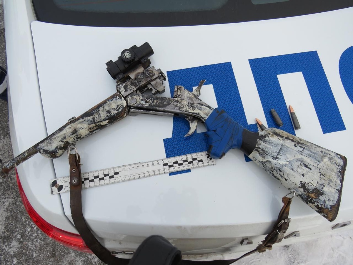     Житель Красноярского края на глазах у полицейских выбросил самодельное оружие