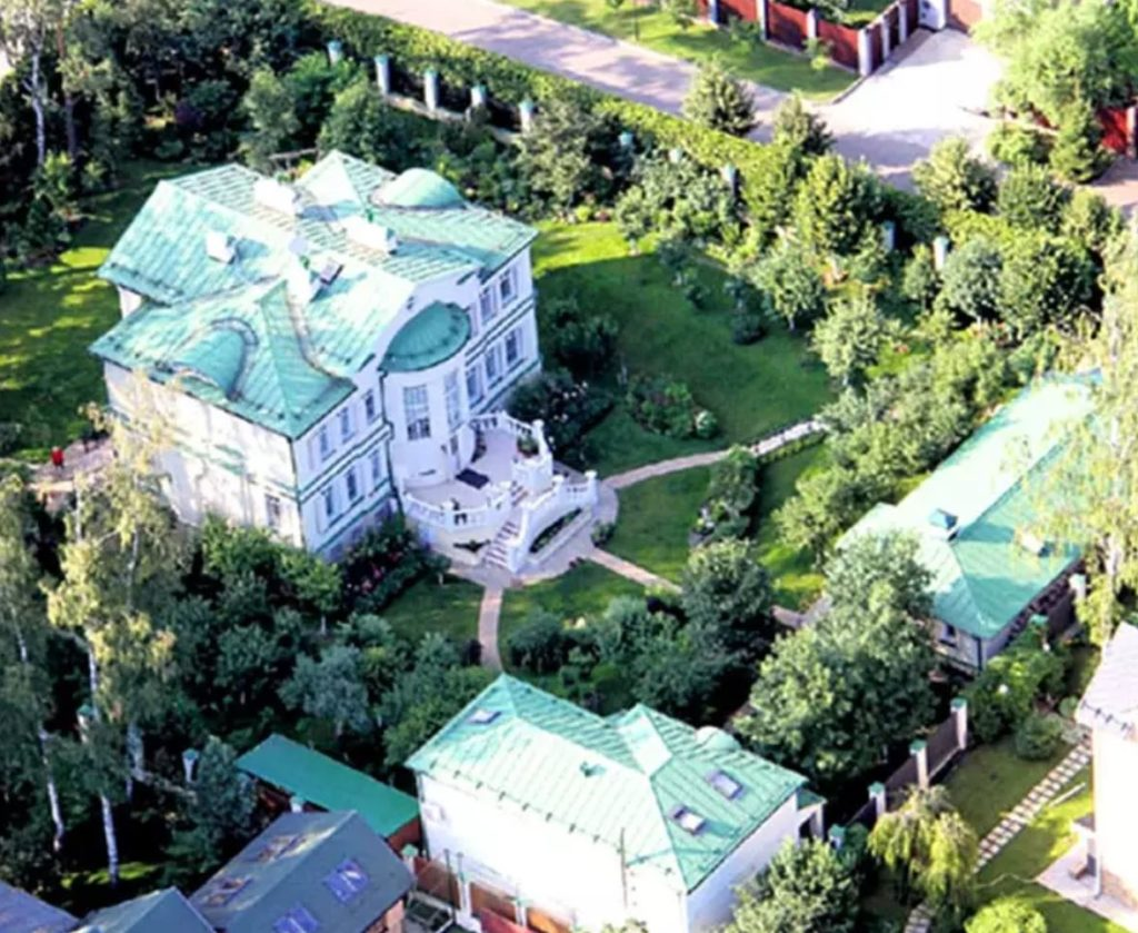 У Леонида Аркадьевича имеется основной особняк в Подмосковье, где происходит основной процесс восстановления, а на территории баня площадью почти как двухкомнатная квартира. 