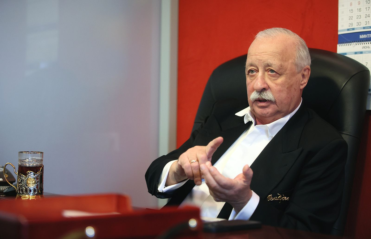 Жилое пространство Якубовича — целый мир, наполненный деталями, историями и даже намёками на ту атмосферу загадочности, которую он так мастерски создаёт в «Поле Чудес». 