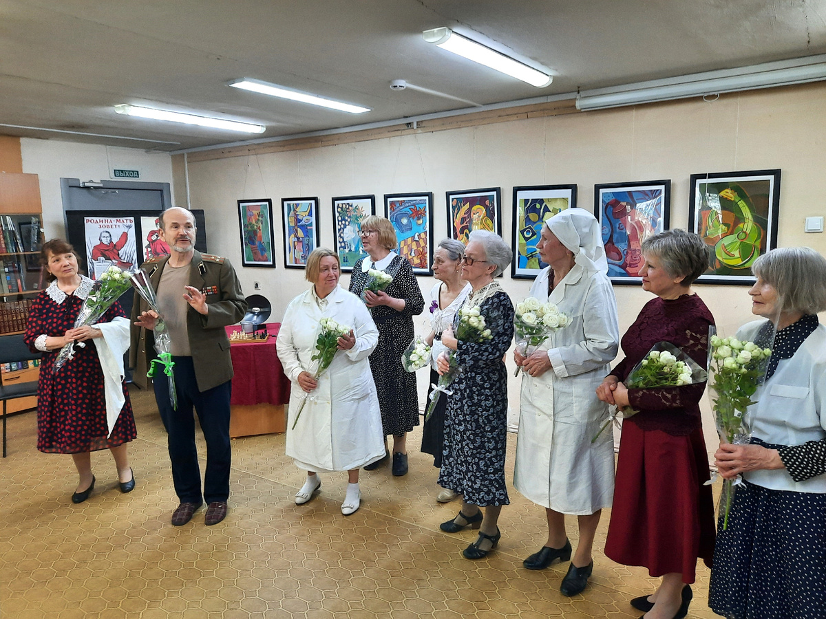 После спектакля в библиотеке, на переднем плане Александр Луканин