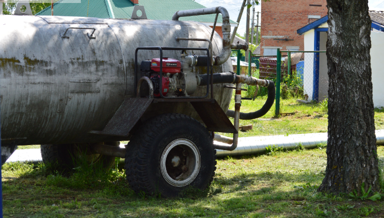 Фото автора. Май 2025. Водовозка с автономным двигателем.