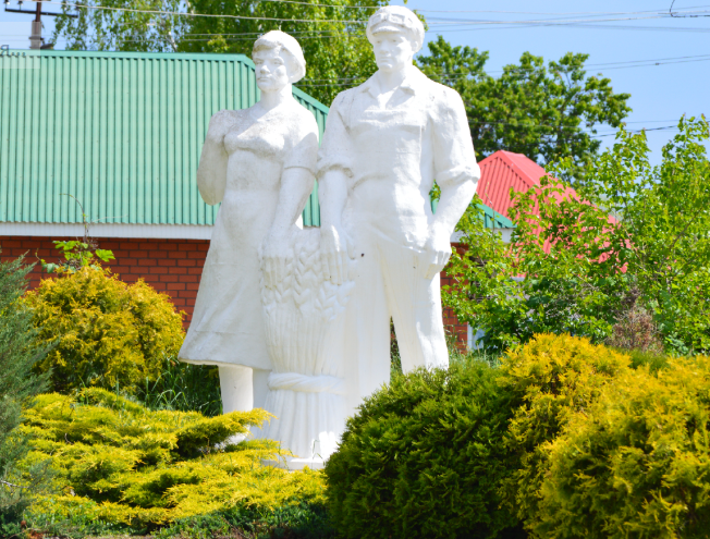 Фото автора. Май 2025. Станица. Женщина в платье, и мужик в комбинизоне.